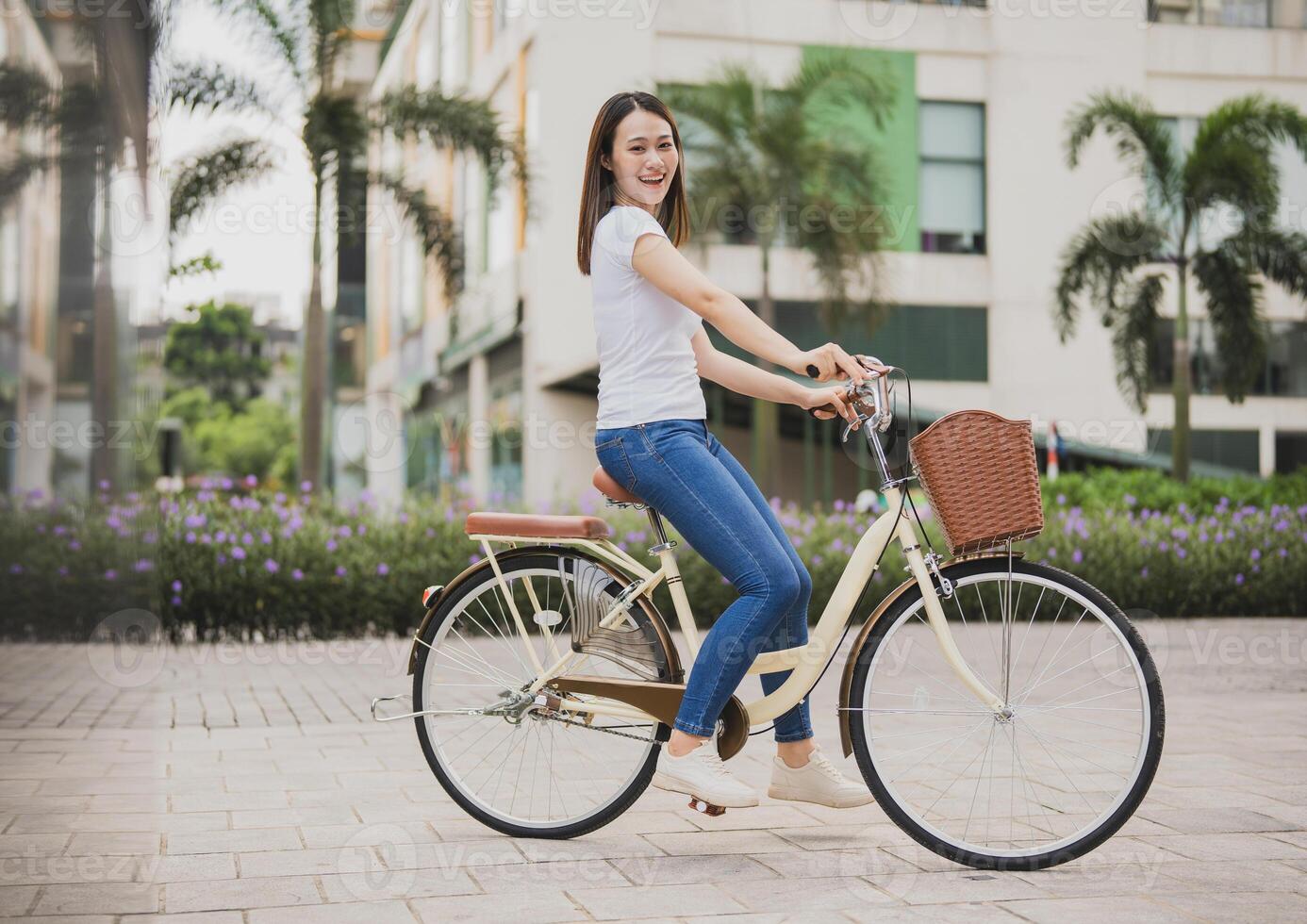 foto di giovane asiatico donna con bicicletta