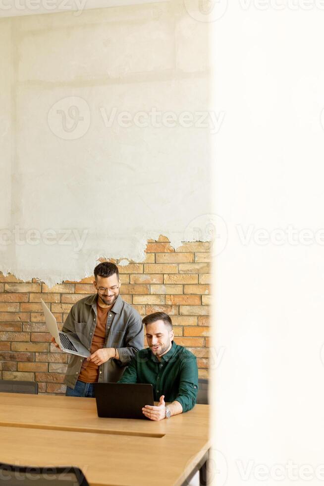 collaborazione nel movimento, professionisti Lavorando insieme nel un' moderno murato in mattoni ufficio foto