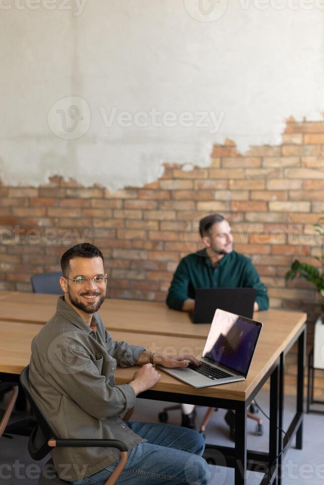 collaborazione nel movimento, professionisti Lavorando insieme nel un' moderno murato in mattoni ufficio foto