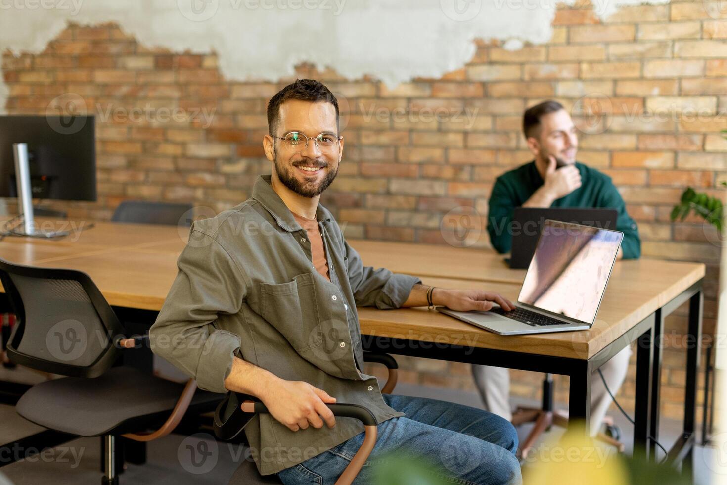 collaborazione nel movimento, professionisti Lavorando insieme nel un' moderno murato in mattoni ufficio foto