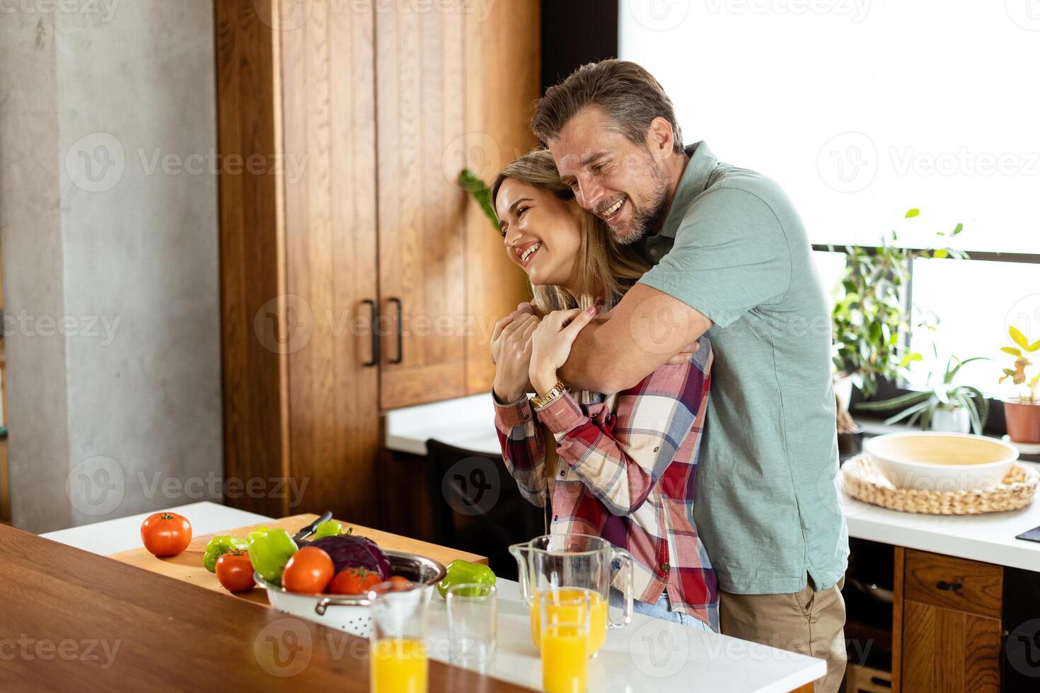 uomo e donna Condividere un' caldo abbraccio nel un' accogliente cucina, circondato di cucinando utensili e un' pentola bollente su il stufa foto
