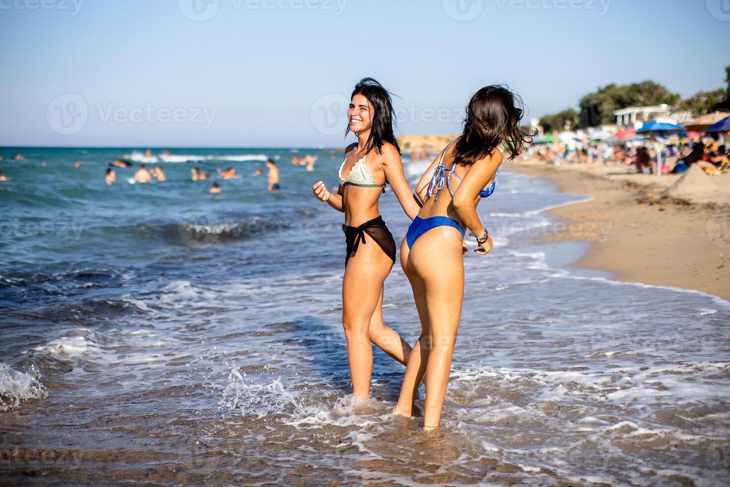 Due bella giovane donna avendo divertimento su il mare foto