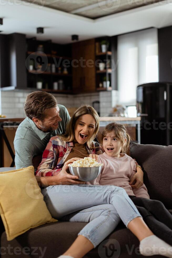 famiglia film notte, assorto nel emozionante scene a casa foto