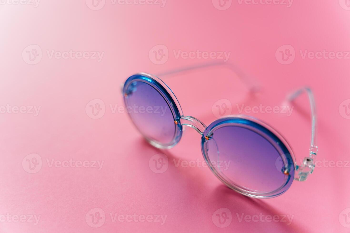 diverso elegante occhiali da sole su rosa sfondo foto