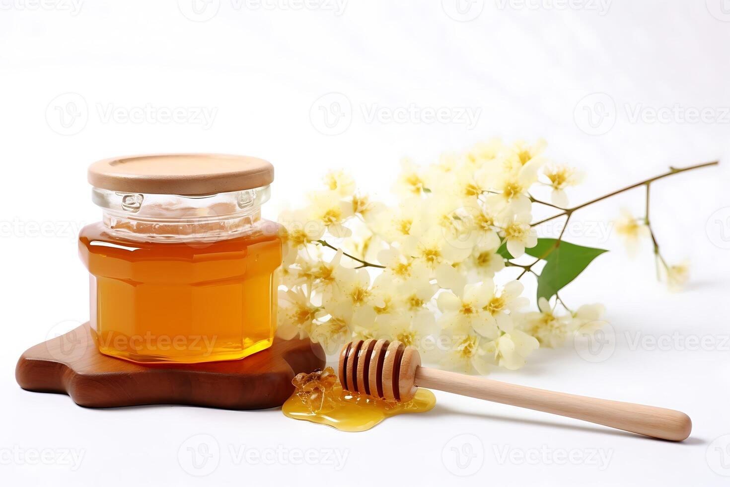 vaso di miele e gelsomino fiori su un' bianca sfondo. foto