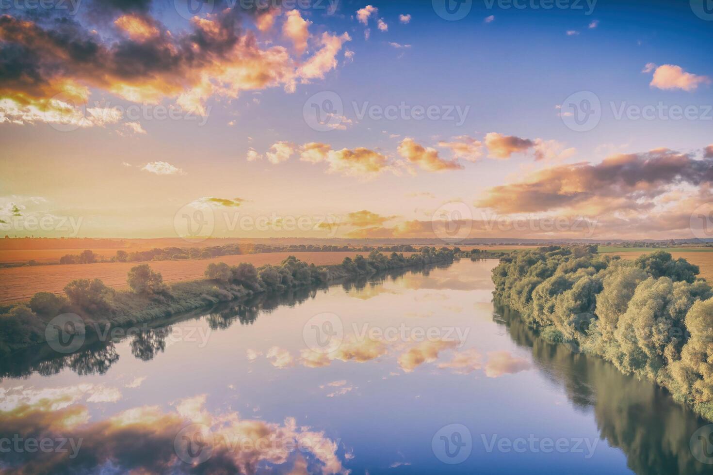 un' tramonto o Alba scena al di sopra di un' lago o fiume con nuvoloso cieli riflettendo nel il acqua su un' estate sera o mattina. estetica di Vintage ▾ film. foto