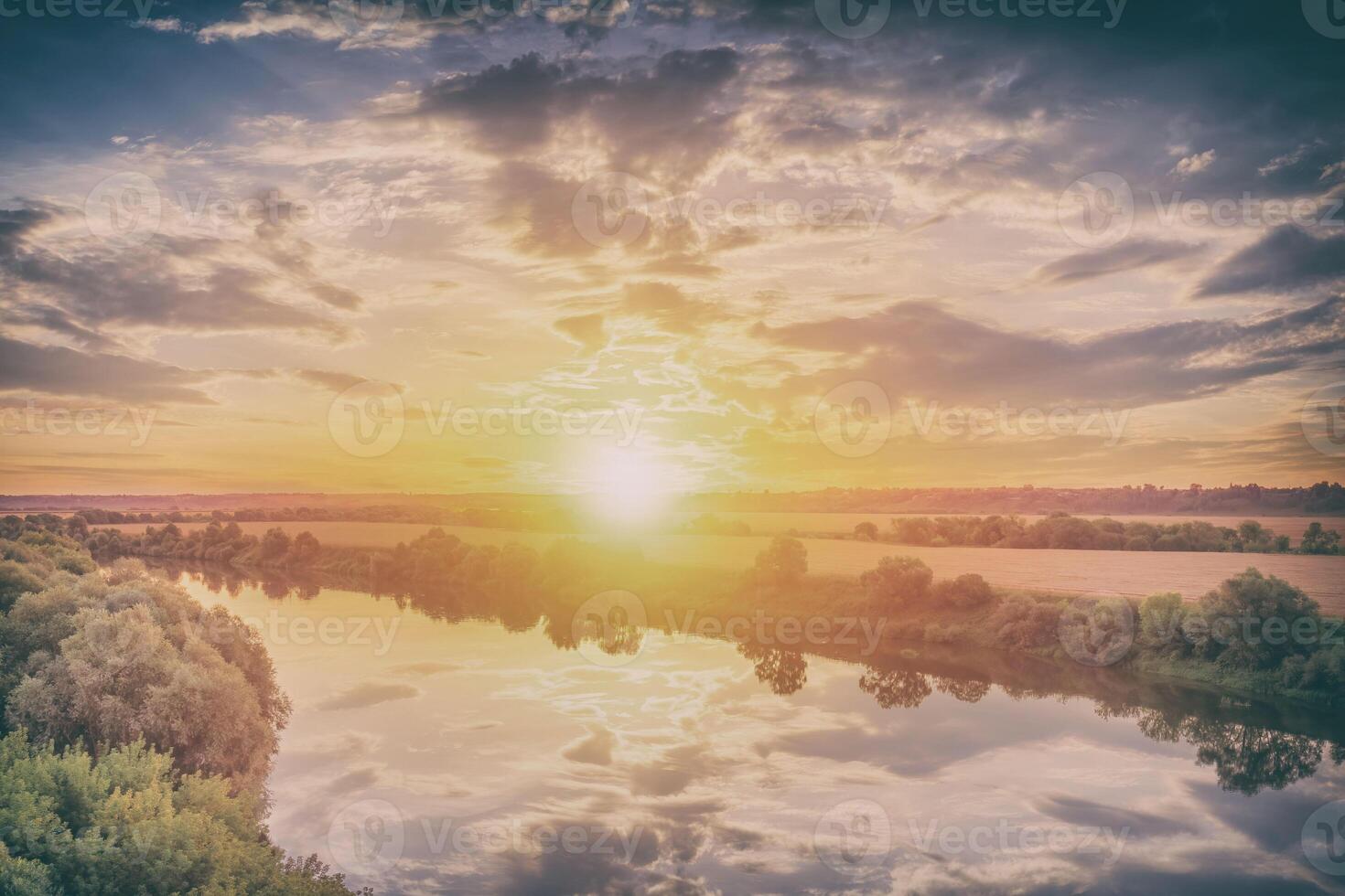 un' tramonto o Alba scena al di sopra di un' lago o fiume con nuvoloso cieli riflettendo nel il acqua su un' estate sera o mattina. estetica di Vintage ▾ film. foto