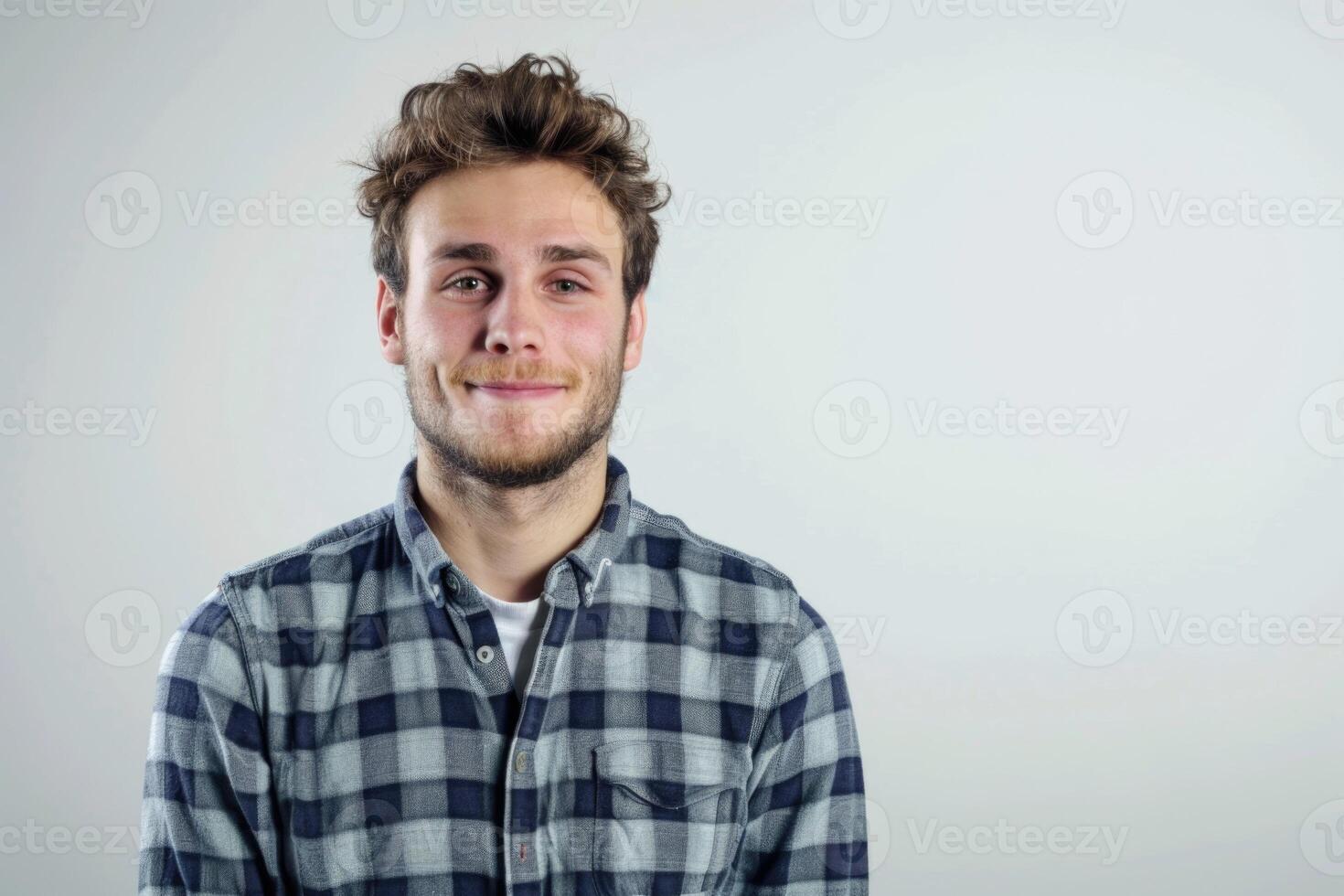 giovane uomo con camicia sorridente e guardare a telecamera isolato su bianca sfondo foto