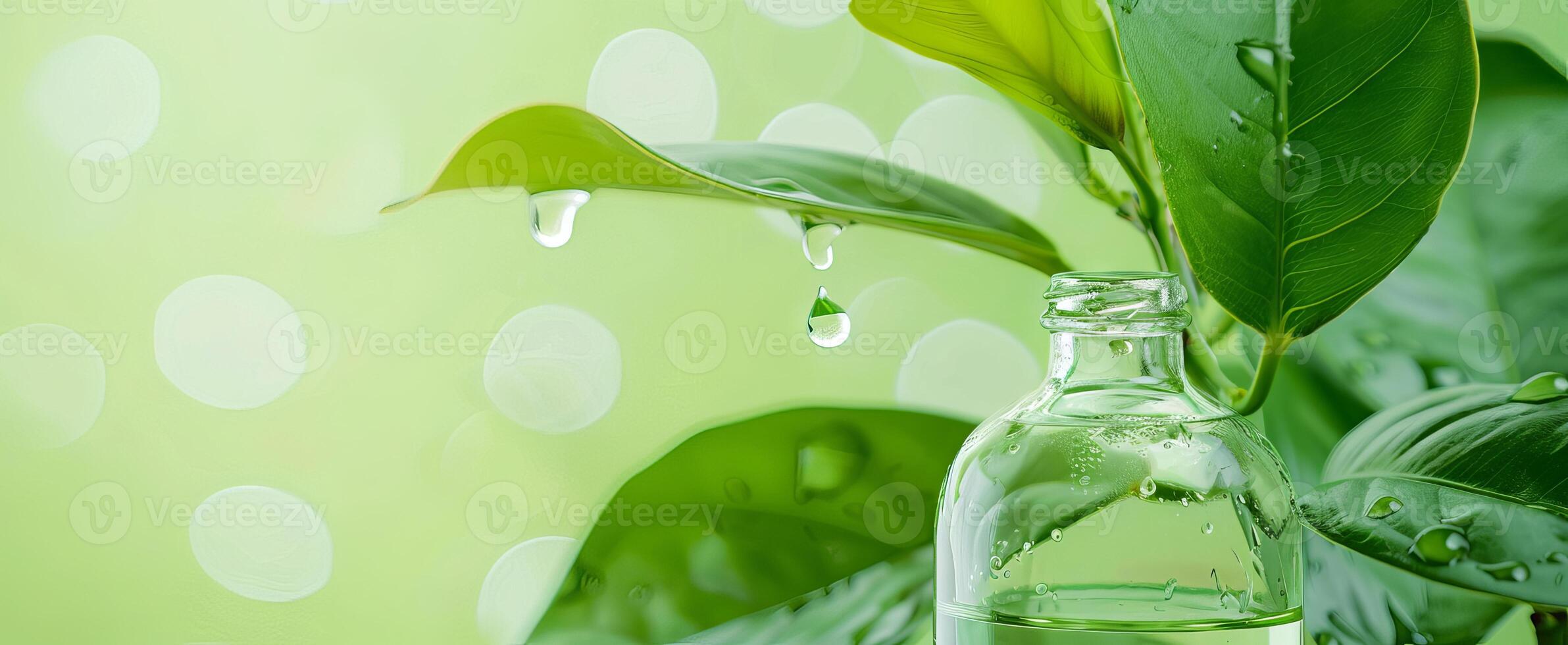 acqua goccioline caduta a partire dal verde le foglie in un' chiaro bicchiere bottiglia. naturale purezza e biologico cura della pelle concetto con copia spazio. design per cosmetici pubblicità, eco-friendly confezione foto