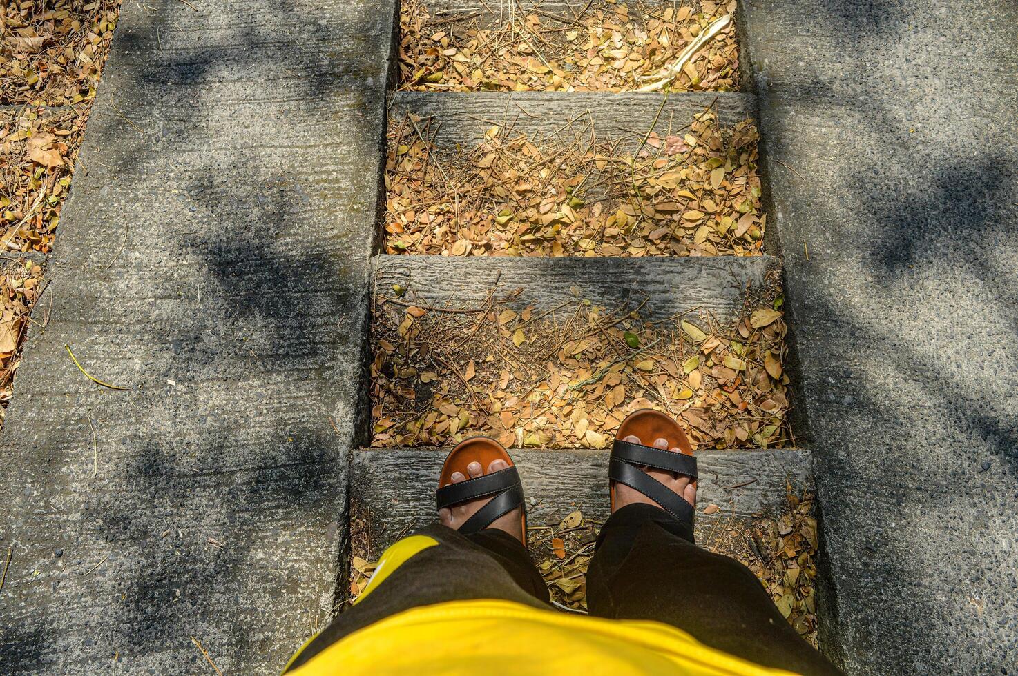 piedi di un' uomo indossare gli sport Abiti a piedi giù il le scale foto