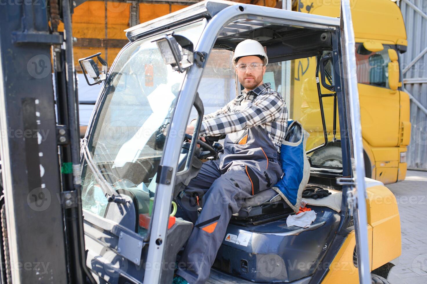 magazzino uomo lavoratore con carrello elevatore a forca foto