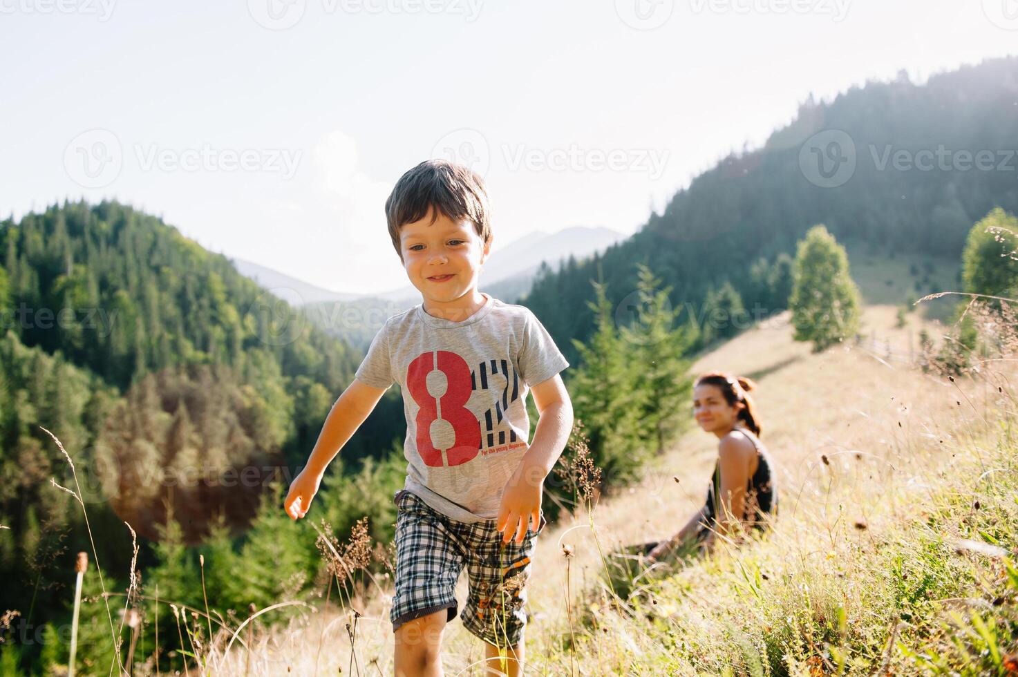 giovane mamma con bambino ragazzo in viaggio. madre su escursioni a piedi avventura con bambino, famiglia viaggio nel montagne. nazionale parco. escursione con bambini. attivo estate vacanze. fisheye lente. foto