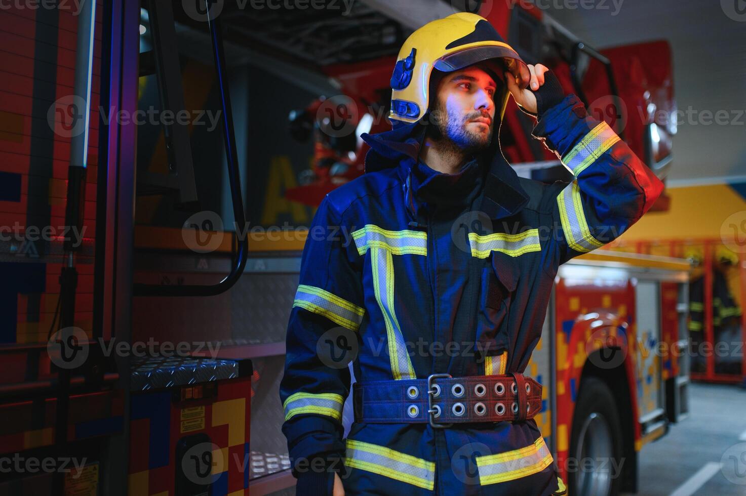 ritratto di maschio pompiere nel uniforme a fuoco stazione foto