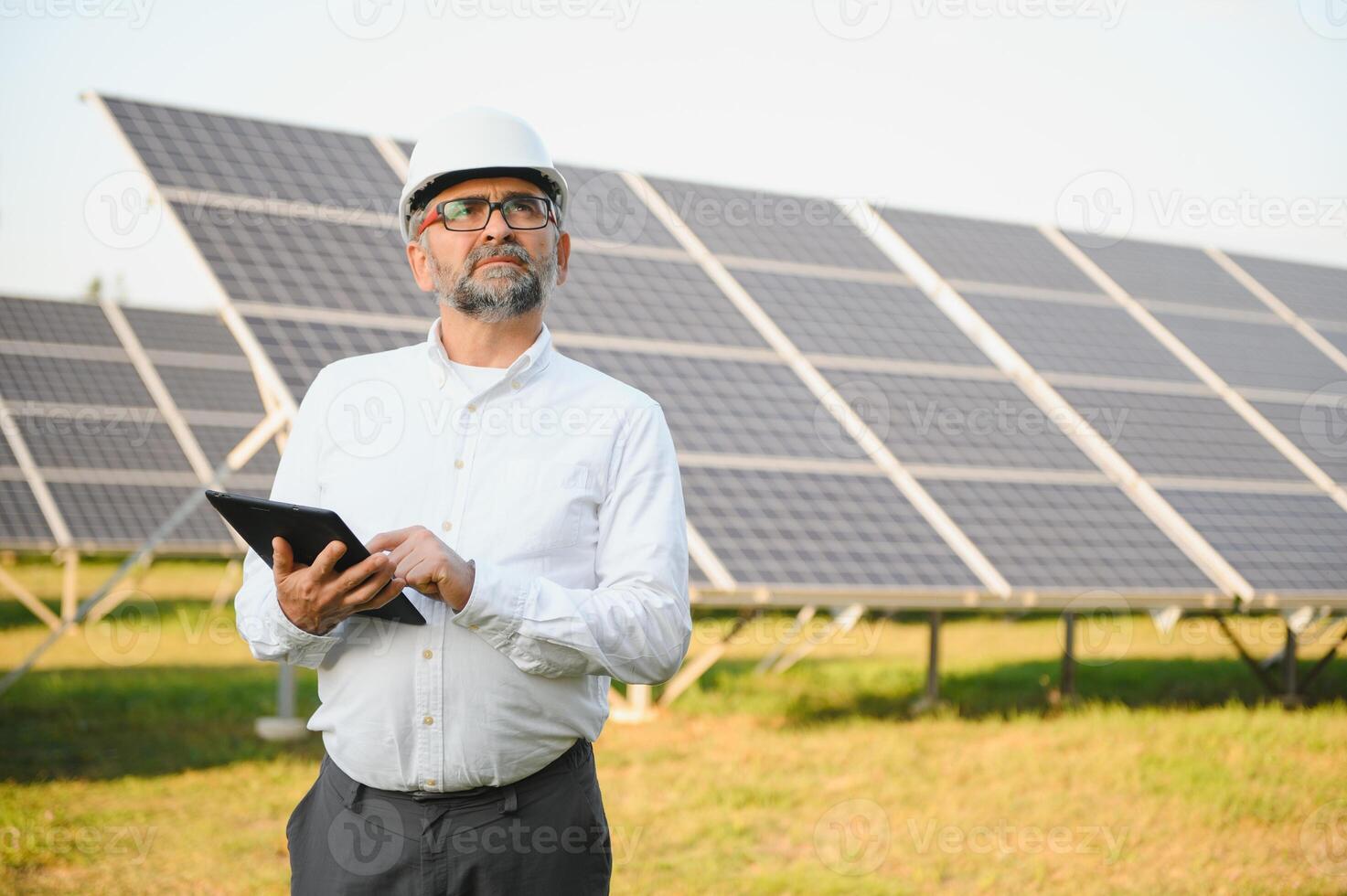 solare energia pianta. uomo in piedi vicino solare pannelli. rinnovabile energia foto