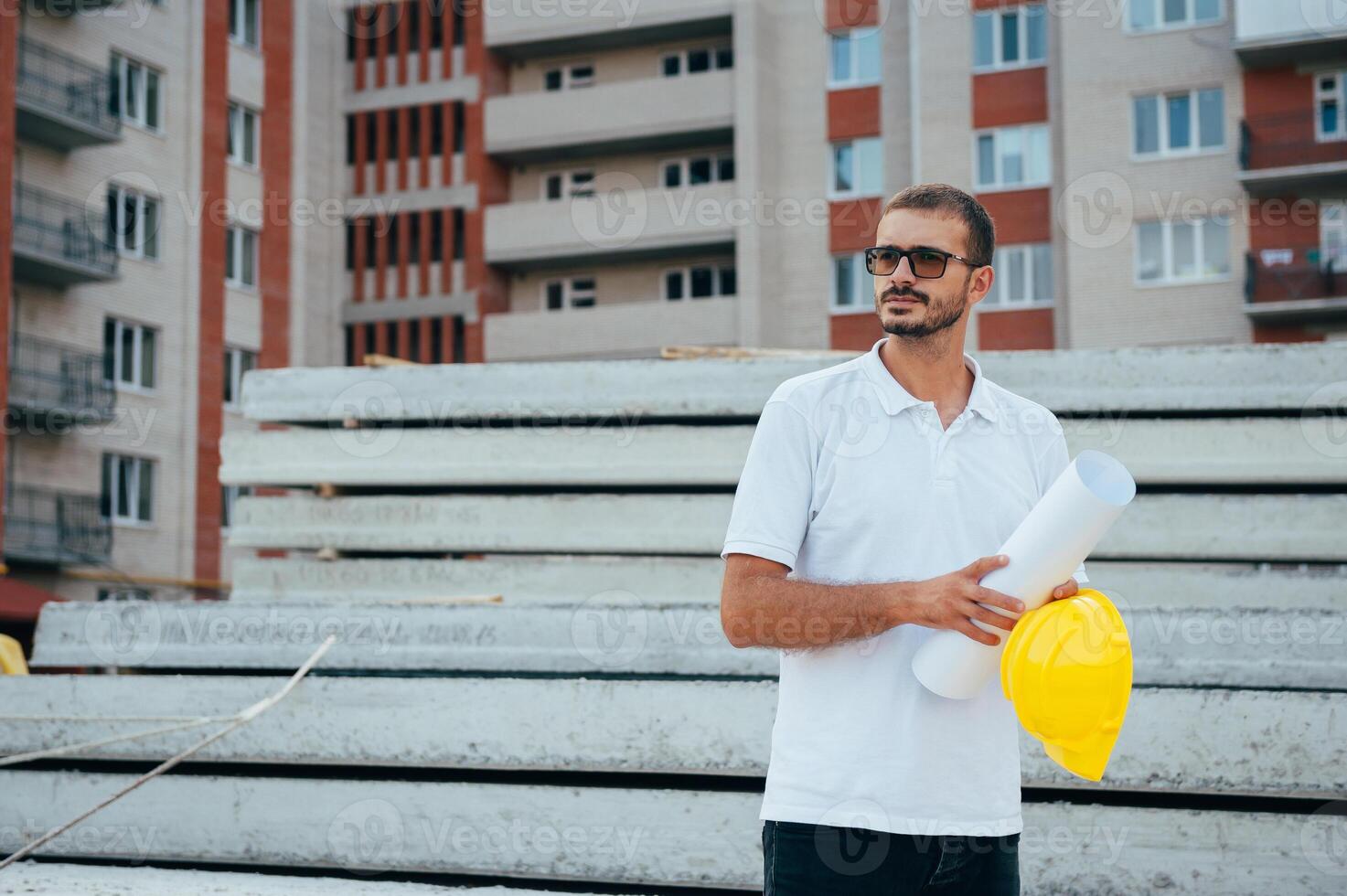 ritratto di un architetto costruttore studiando disposizione Piano di il camere, grave civile ingegnere Lavorando con documenti su costruzione luogo. foto