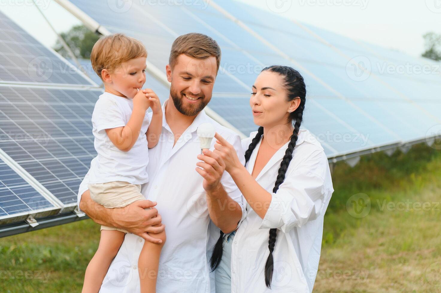 contento famiglia vicino solare pannelli. alternativa energia fonte foto