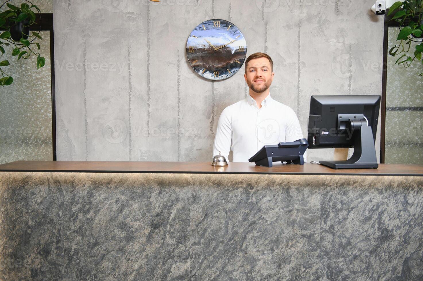 ritratto di addetto alla reception a scrivania nel atrio, Hotel foto