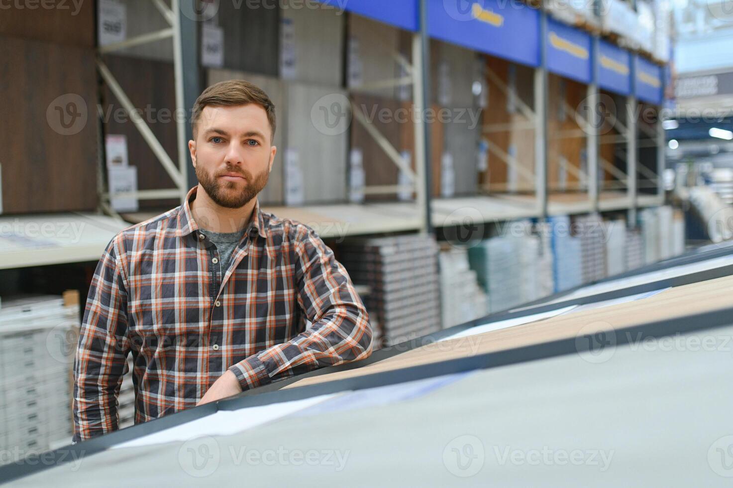 ritratto di contento maturo uomo in piedi nel hardware memorizzare foto