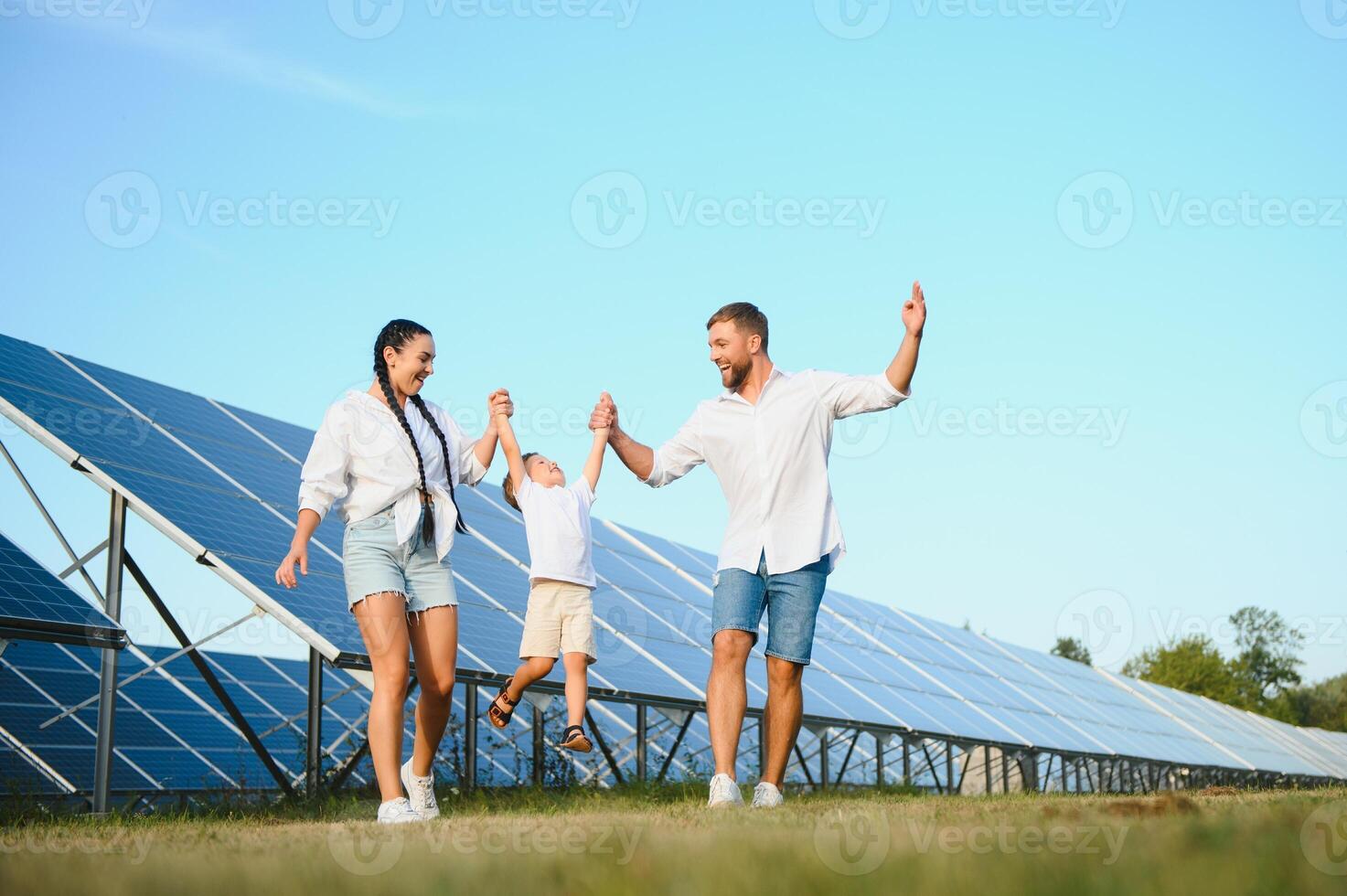 contento giovane famiglia vicino solare pannelli. solare energia. foto