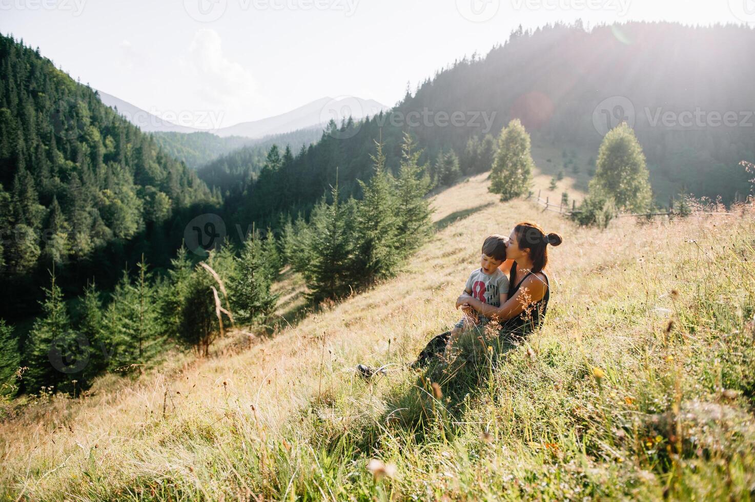 giovane mamma con bambino ragazzo in viaggio. madre su escursioni a piedi avventura con bambino, famiglia viaggio nel montagne. nazionale parco. escursione con bambini. attivo estate vacanze. fisheye lente. foto