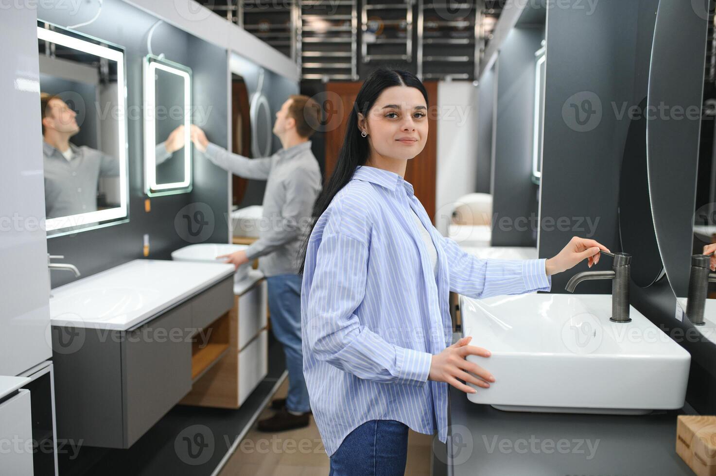 positivo coppia la scelta lavare bacino nel bagno mobilia negozio foto