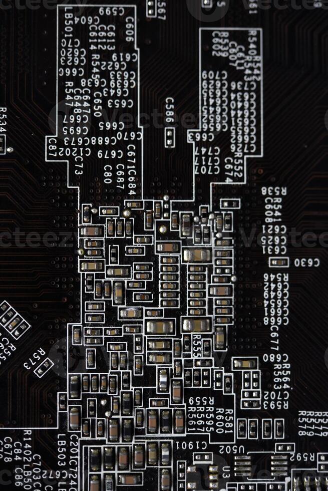 un' Marrone stampato circuito tavola con resistenze e condensatori. un elettronico tavola con Radio elementi. foto