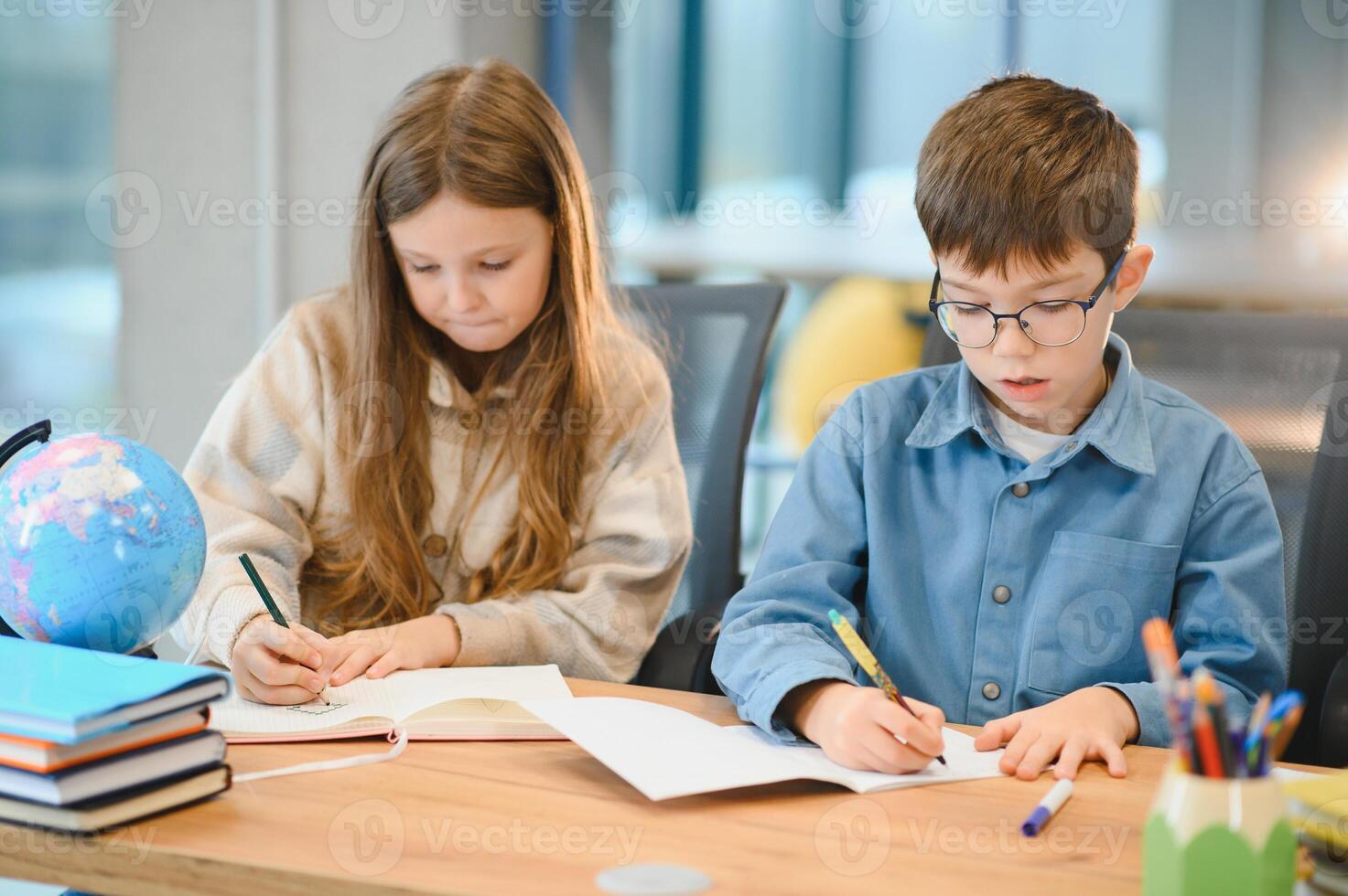 studenti per compiti durante lezione nel leggero aula a scuola foto