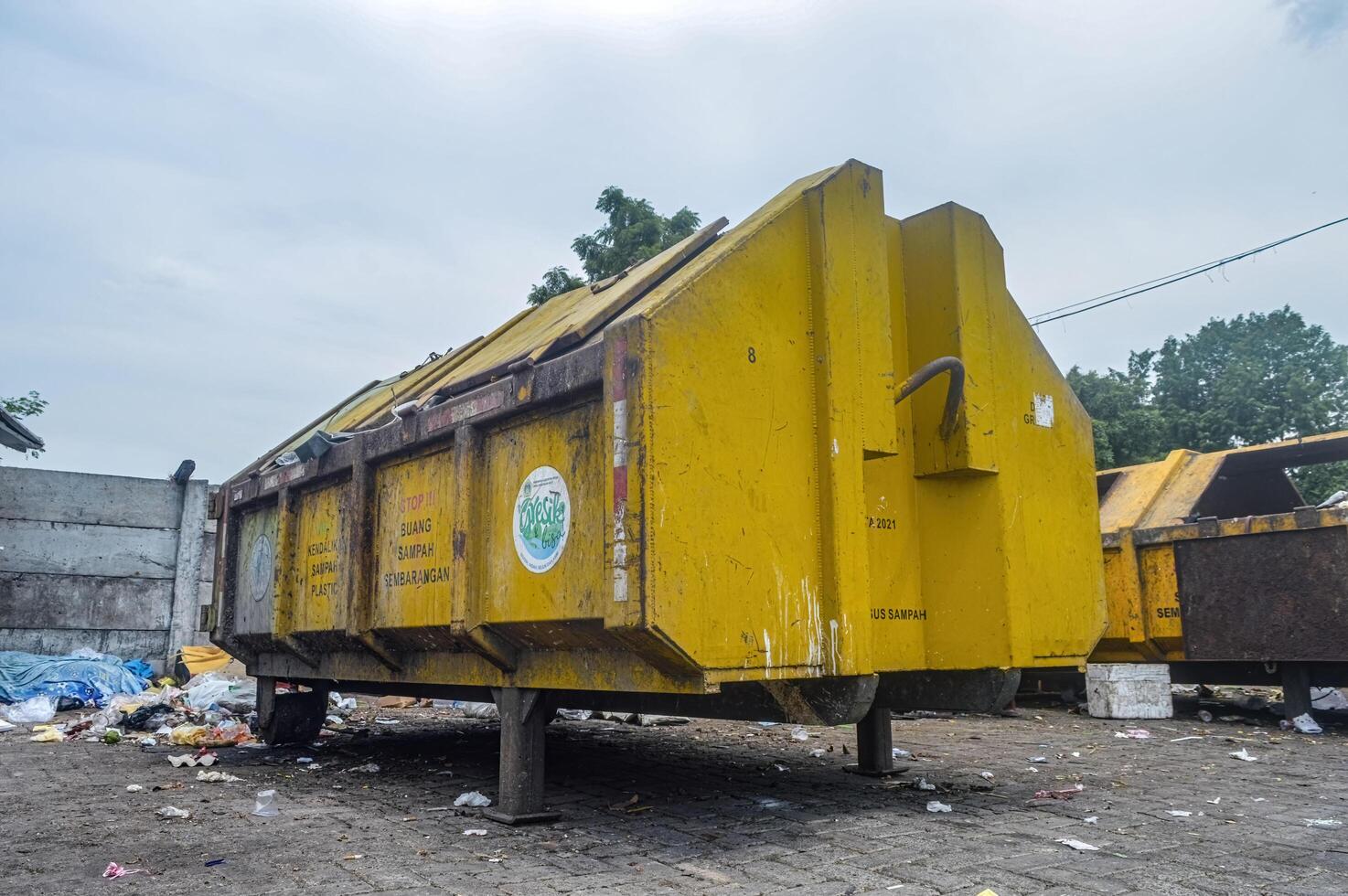 un' grande rifiuto contenitore a un' temporaneo rifiuto Conservazione luogo, Indonesia, 16 gennaio 2024. foto
