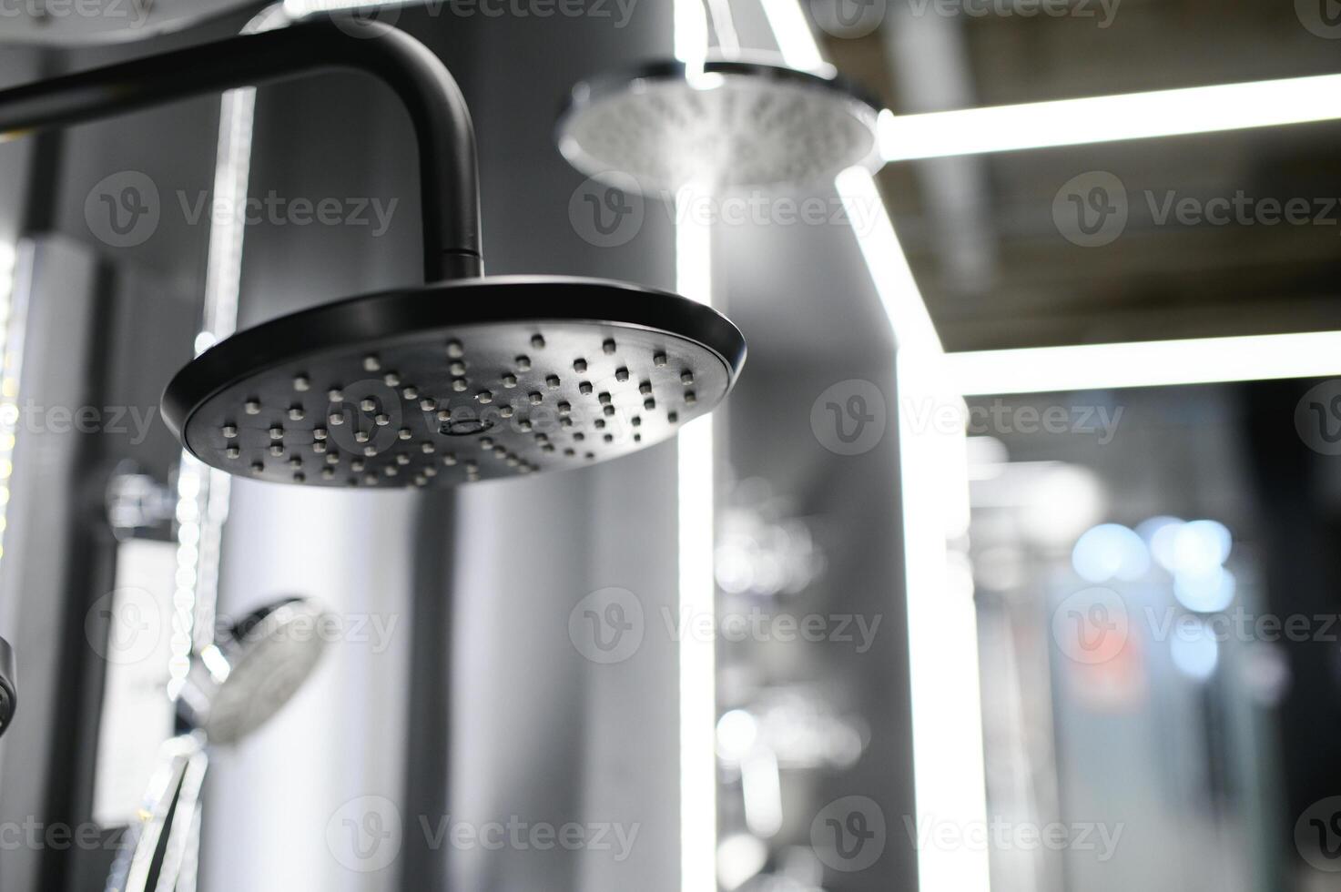 miscelatore per vasca da bagno, lavabo. piombatura nel un' hardware negozio. Lavello con rubinetto. dettaglio di angolo doccia con parete montare per doccia. foto