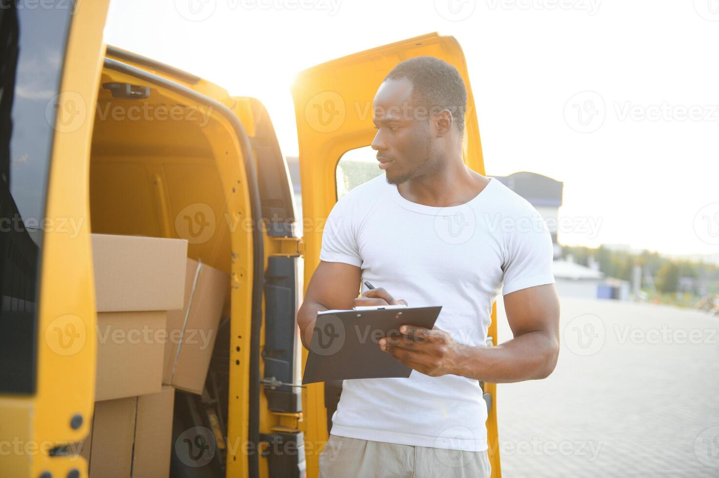 la logistica, consegna auto e uomo con appunti lavoro d'ufficio o lista di controllo per scorta, Prodotto distribuzione o spedizione Informazioni foto