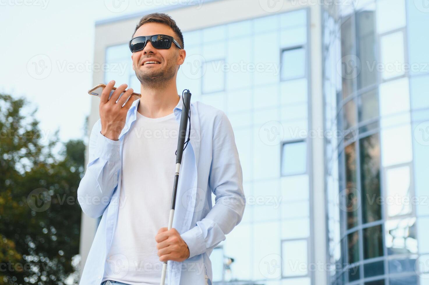 cieco uomo. visivamente alterata uomo con a piedi bastone, foto