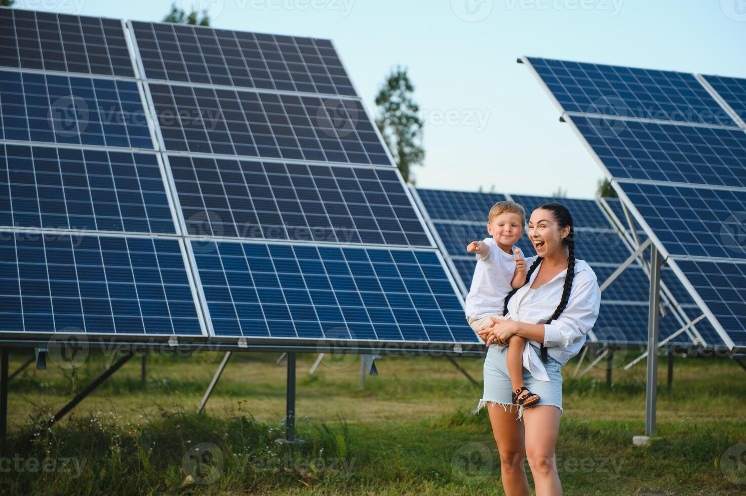 madre con sua poco figlio di solare pannelli foto