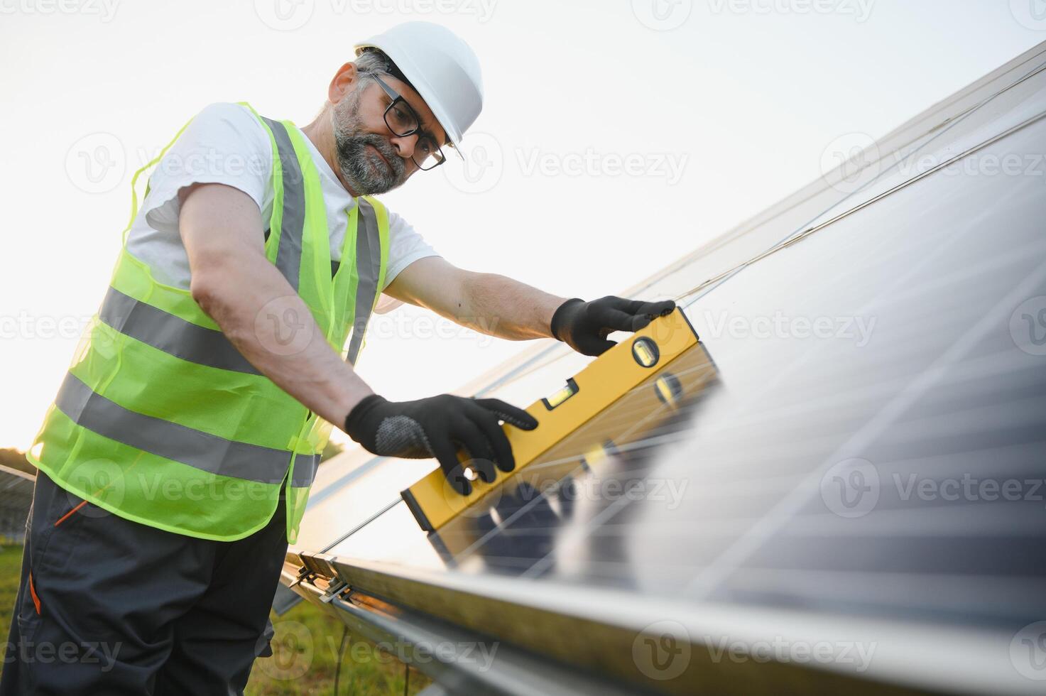 lavoratore installazione solare pannelli all'aperto foto