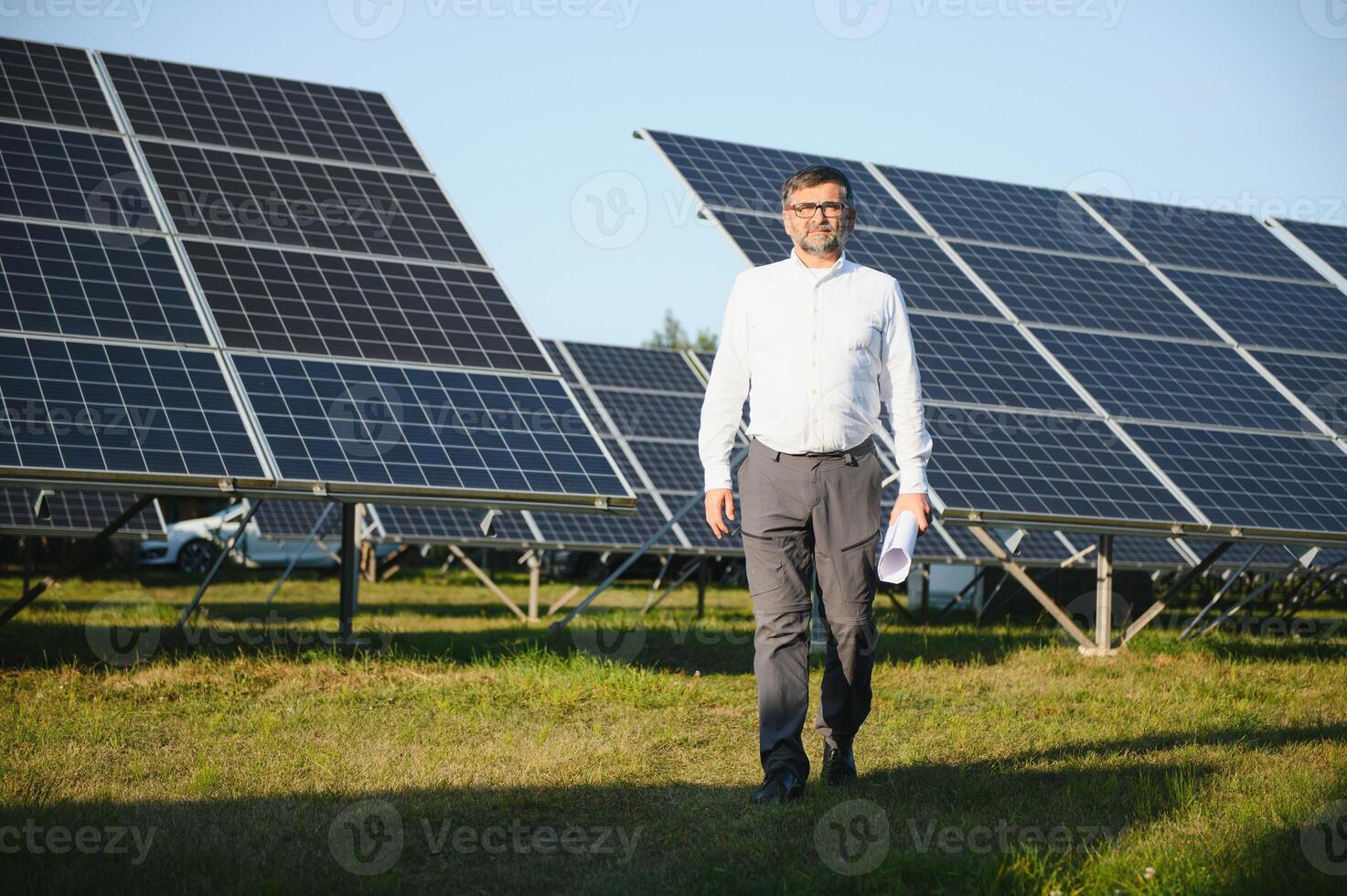 anziano ingegnere Lavorando su solare pannello azienda agricola. il concetto di verde energia foto