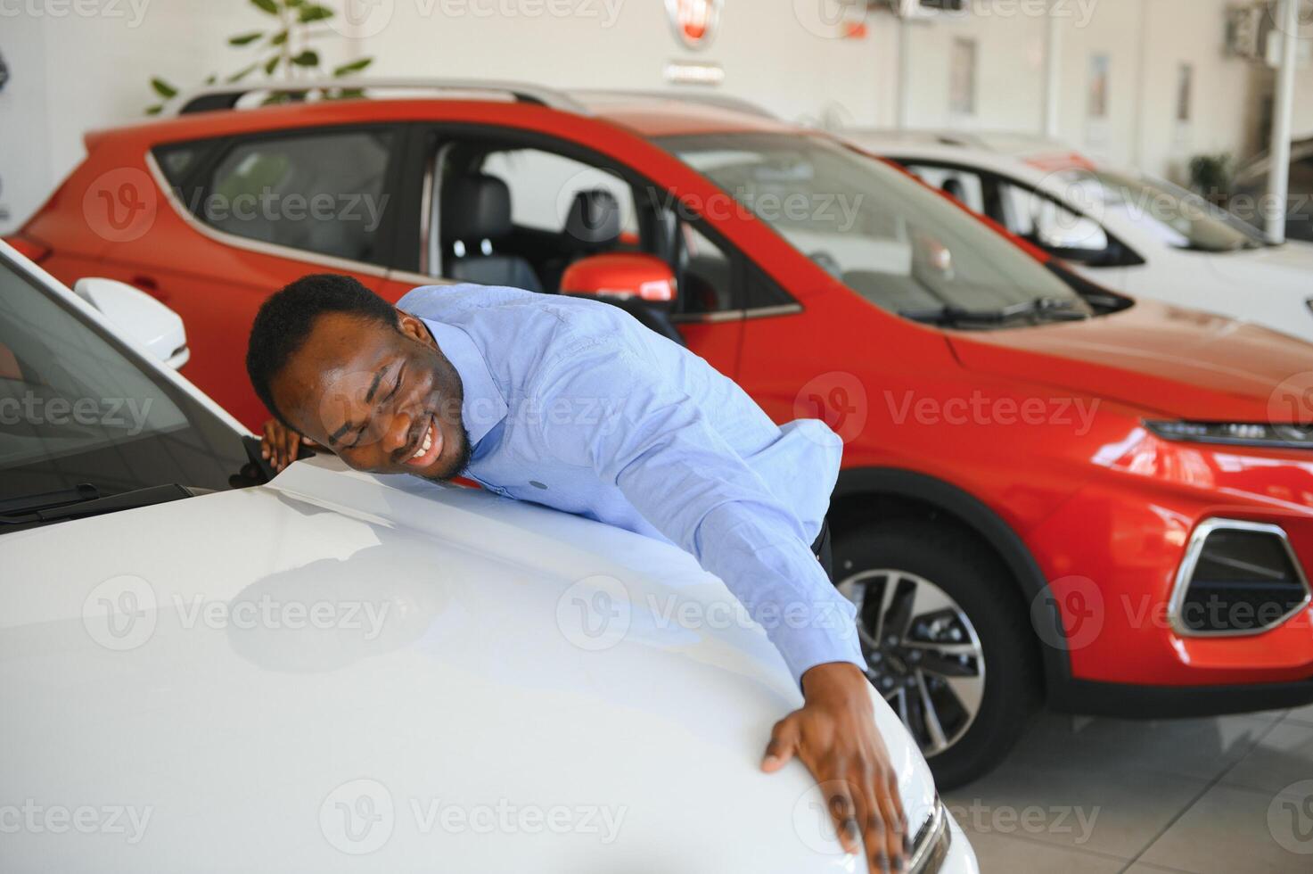 bello uomo è in piedi vicino il suo nuovo auto e sorridente foto