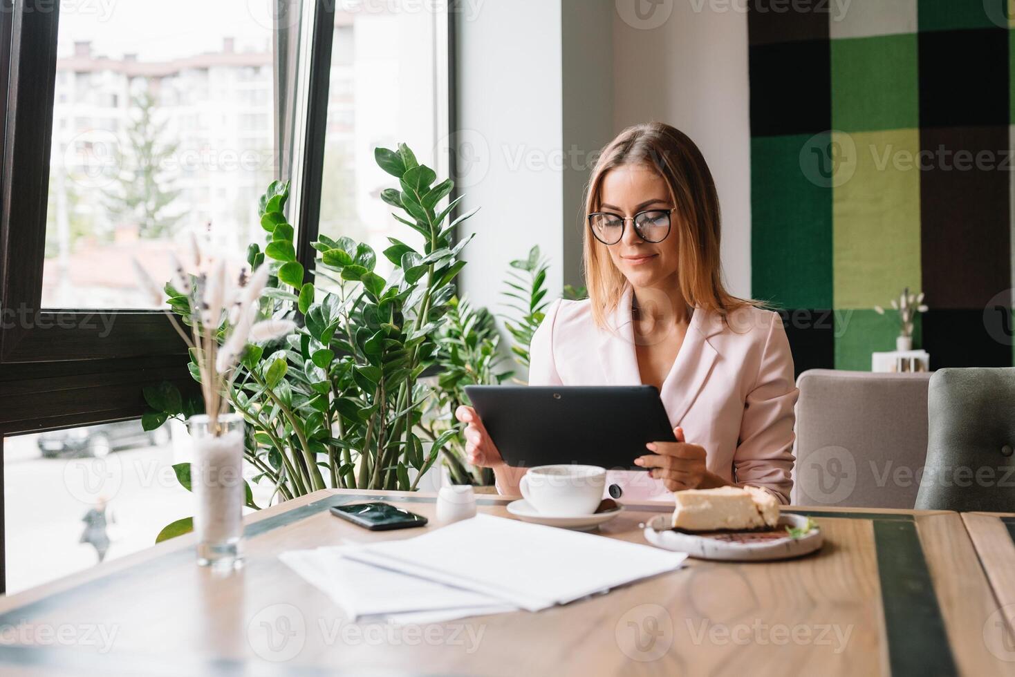 bellissimo attività commerciale donne siamo seduta per analizzare il opera Piano. attività commerciale ragazza siamo studiando strategie per sviluppando un' marketing Piano e apprendimento per risolvere opera i problemi. foto