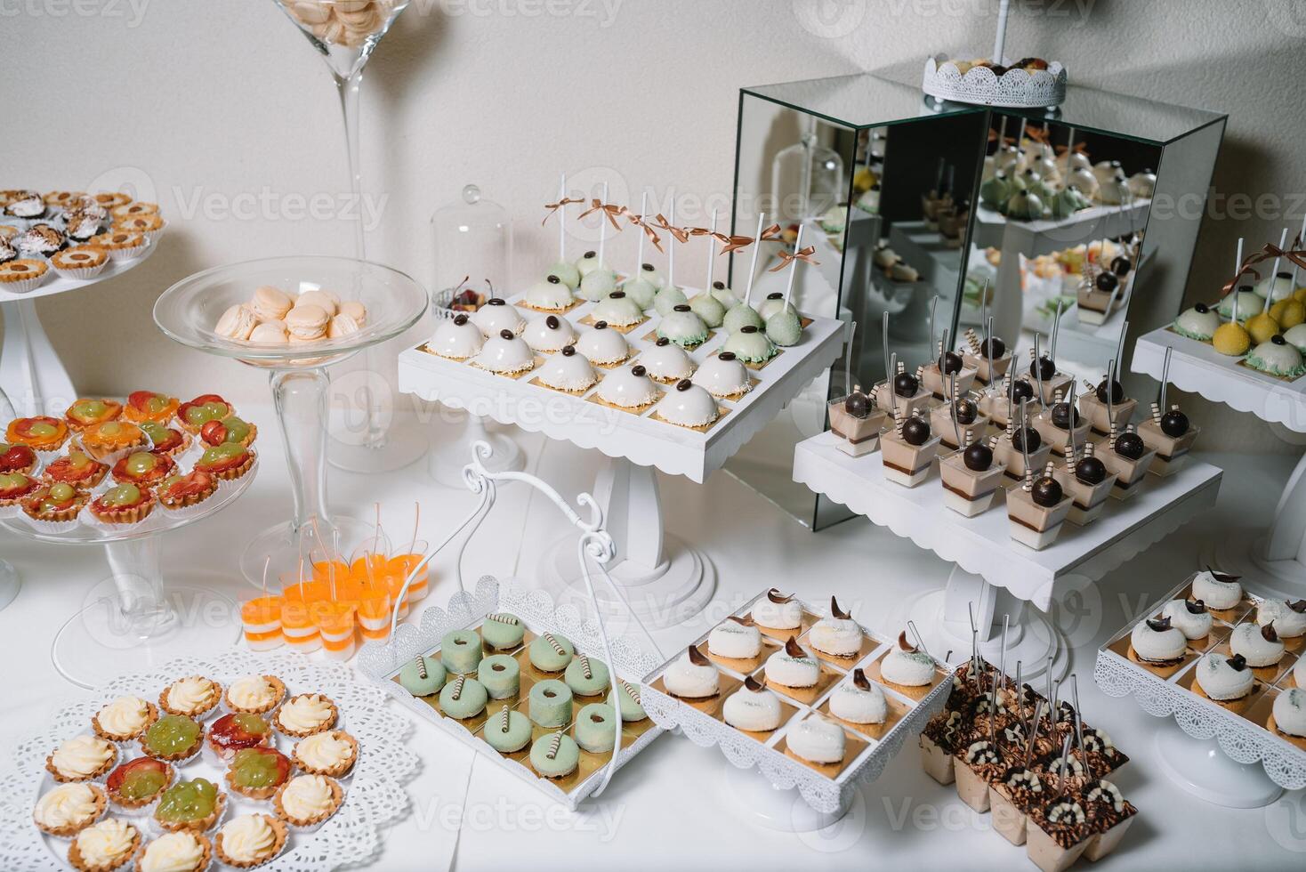 diverso frutta dolci con frutta nel bicchieri su il tavolo. ristorante presentazione, cibo, festa concetto foto