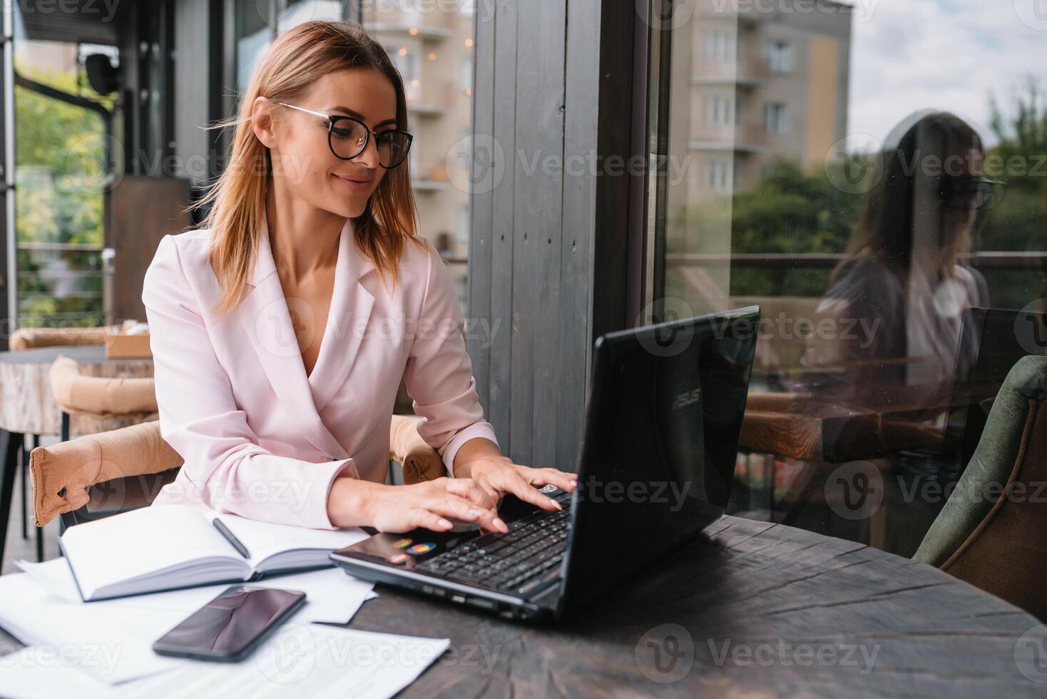 ritratto di giovane attraente donna d'affari l'esame lavoro d'ufficio nel ansa leggero ufficio interno seduta Il prossimo per il finestra, attività commerciale donna leggere alcuni documenti prima incontro, filtrato Immagine. foto