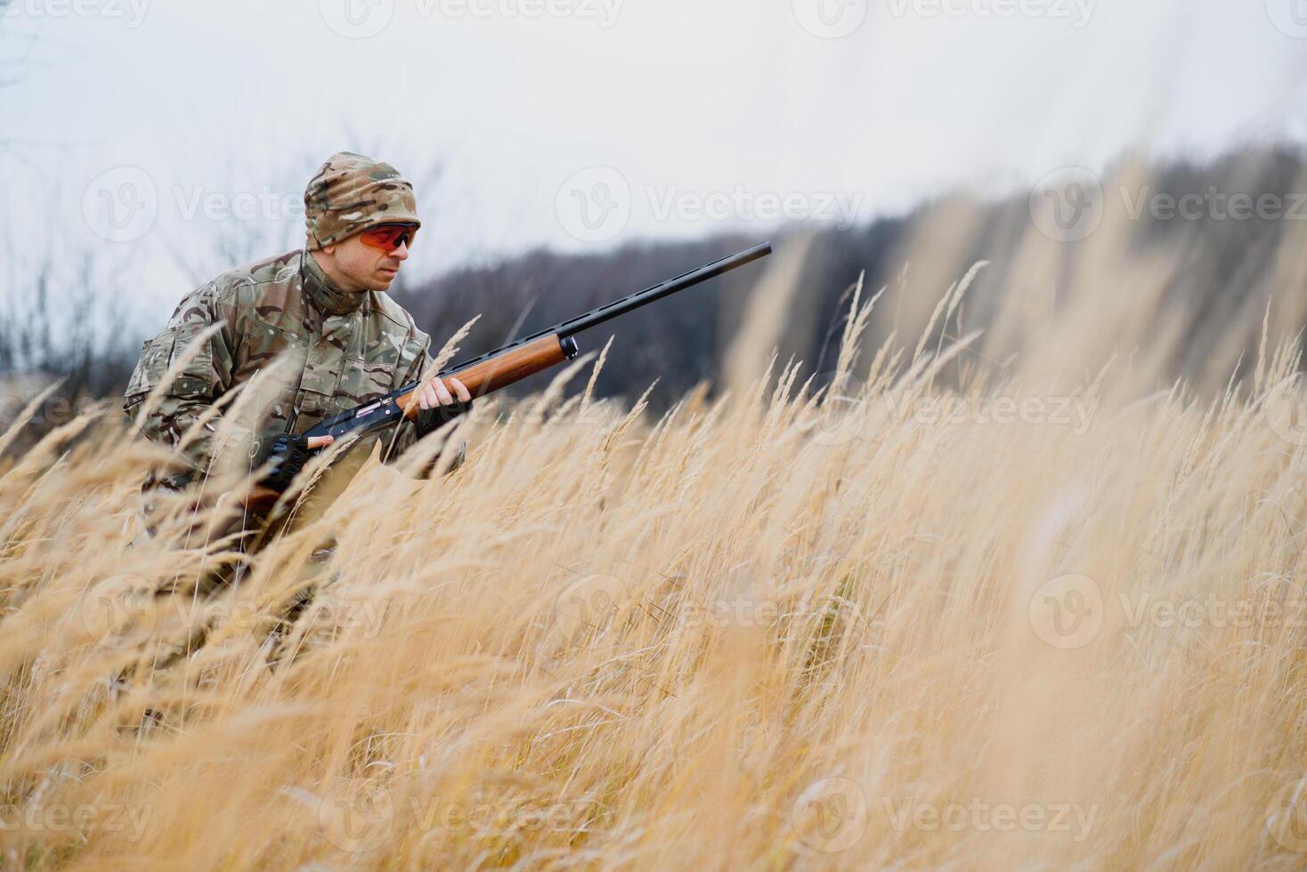 a caccia permesso. uomo brutale guardiacaccia natura sfondo. cacciatore trascorrere tempo libero a caccia. cacciatore hold riffle. messa a fuoco e concentrazione di esperto cacciatore. a caccia e intrappolamento le stagioni. foto