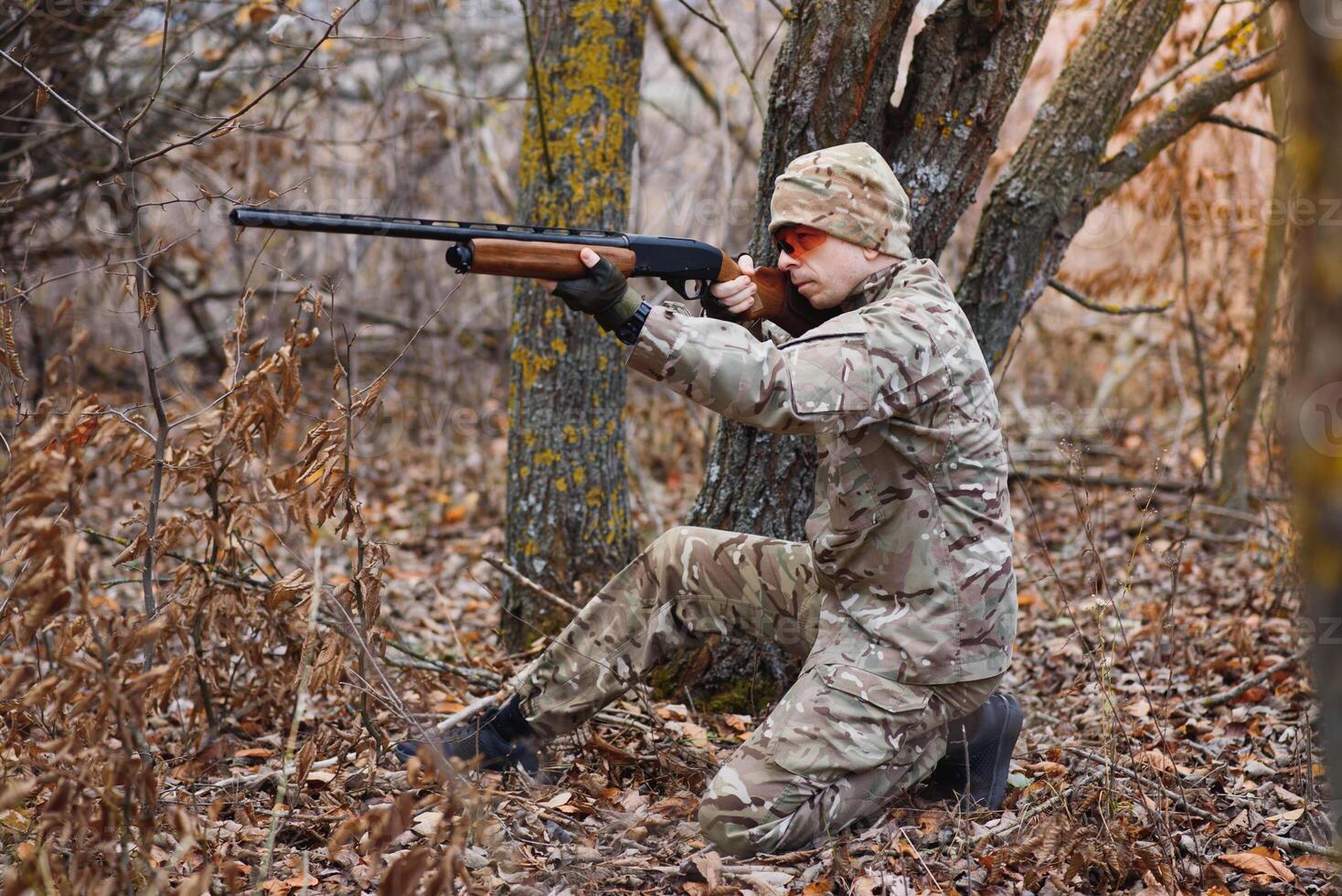 a caccia permesso. uomo brutale guardiacaccia natura sfondo. cacciatore trascorrere tempo libero a caccia. cacciatore hold riffle. messa a fuoco e concentrazione di esperto cacciatore. a caccia e intrappolamento le stagioni foto