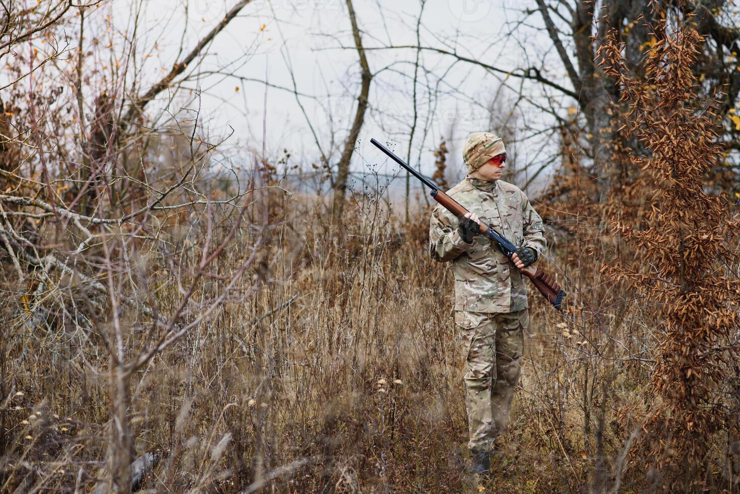 a caccia permesso. uomo brutale guardiacaccia natura sfondo. cacciatore trascorrere tempo libero a caccia. cacciatore hold riffle. messa a fuoco e concentrazione di esperto cacciatore. a caccia e intrappolamento le stagioni foto