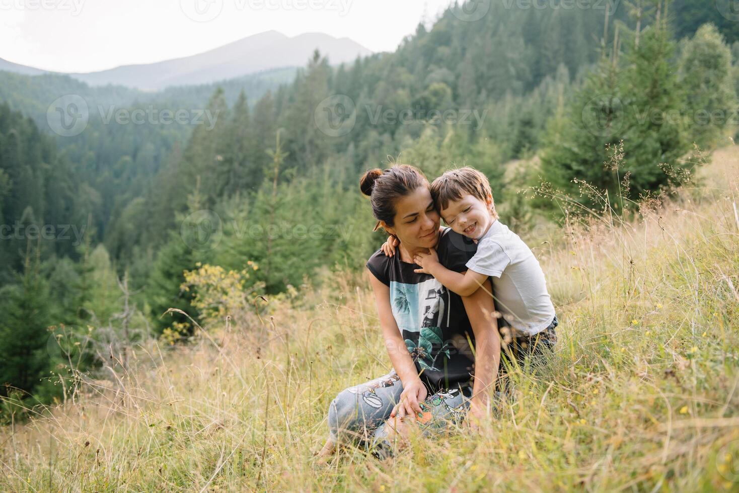 giovane mamma con bambino ragazzo in viaggio. madre su escursioni a piedi avventura con bambino, famiglia viaggio nel montagne. nazionale parco. escursione con bambini. attivo estate vacanze. fisheye lente. foto