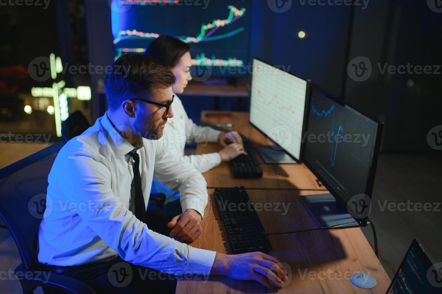 finanziario analista parlando per investimento banchiere nel in ritardo sera a opera foto