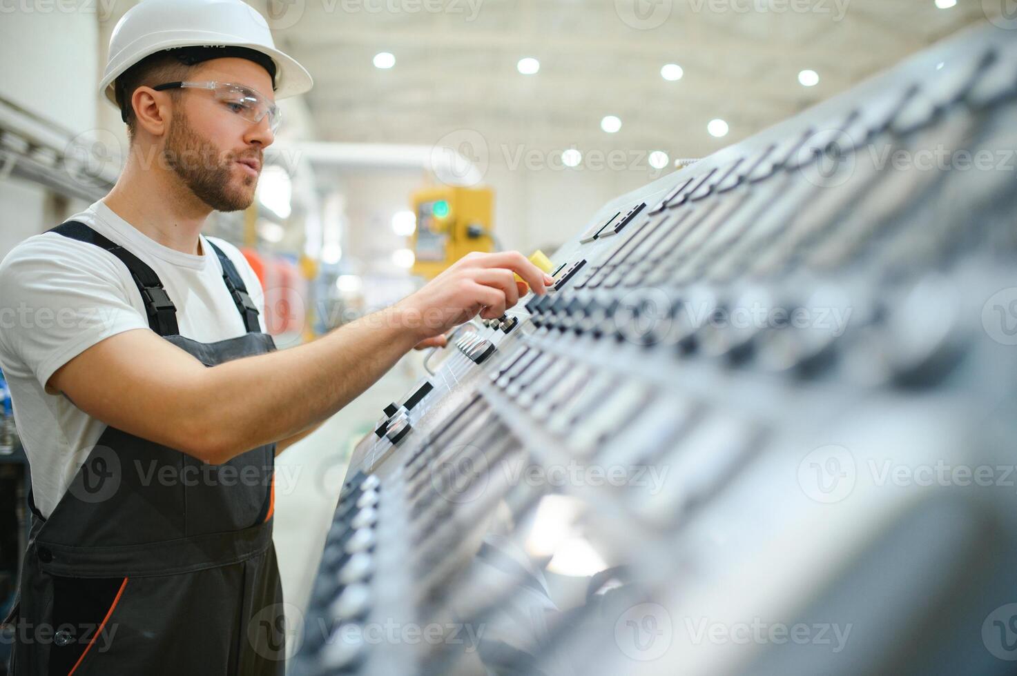 un' bello lavoratore a un' fabbrica di plastica finestre e porte foto