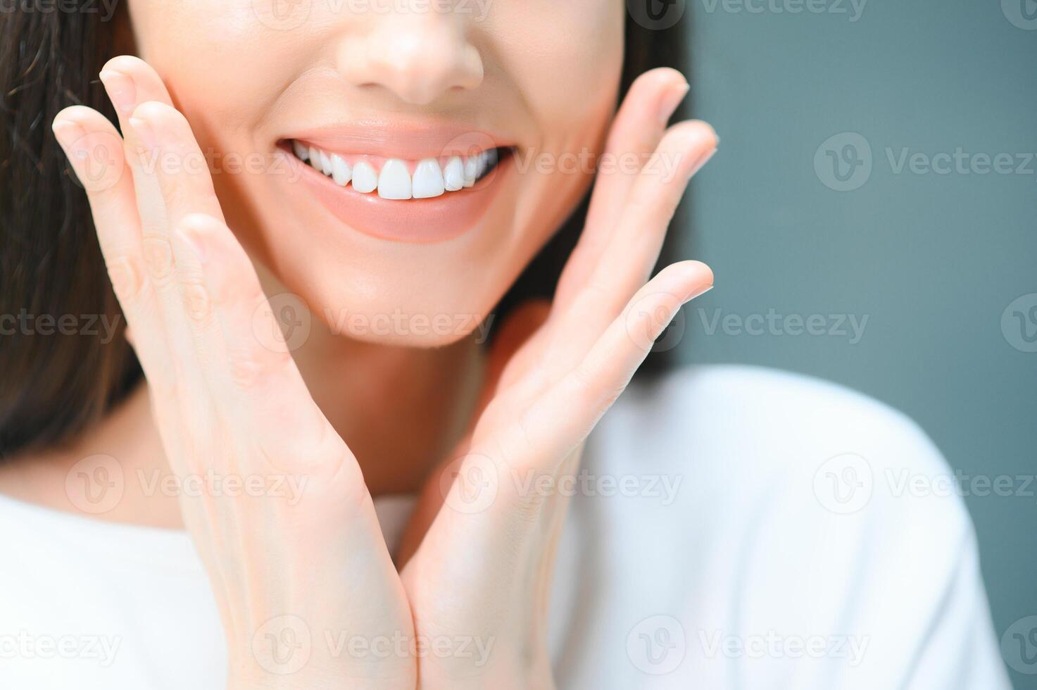 bellissimo Sorridi con bianca denti. avvicinamento di sorridente donna bocca con naturale paffuto pieno labbra e salutare Perfetto Sorridi foto