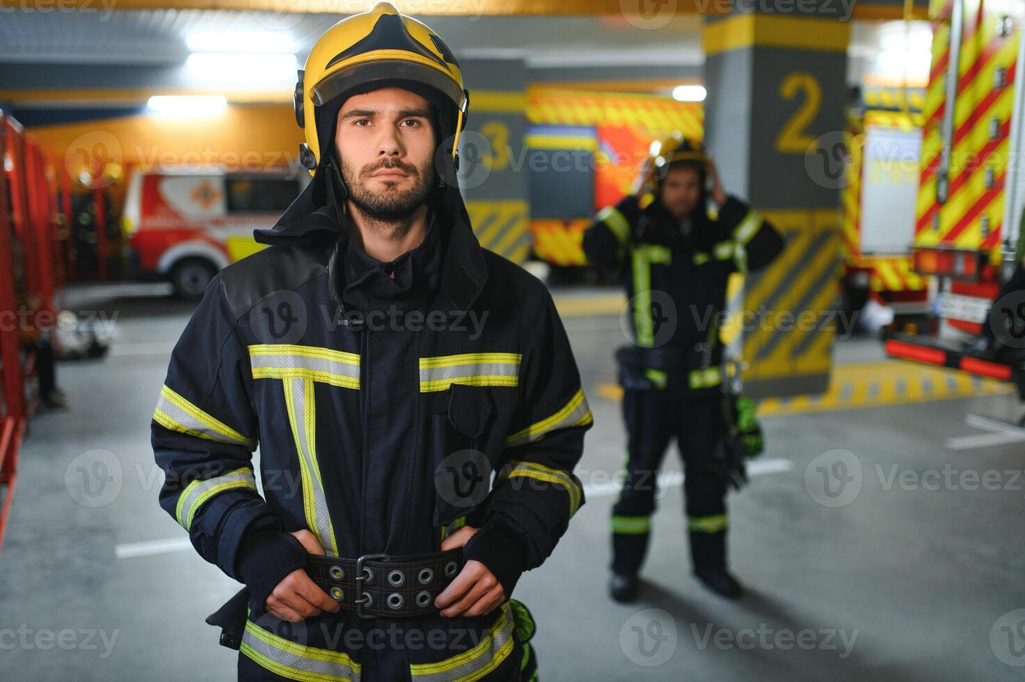 un' pompiere mette su un' fuoco uniforme a il fuoco Dipartimento foto