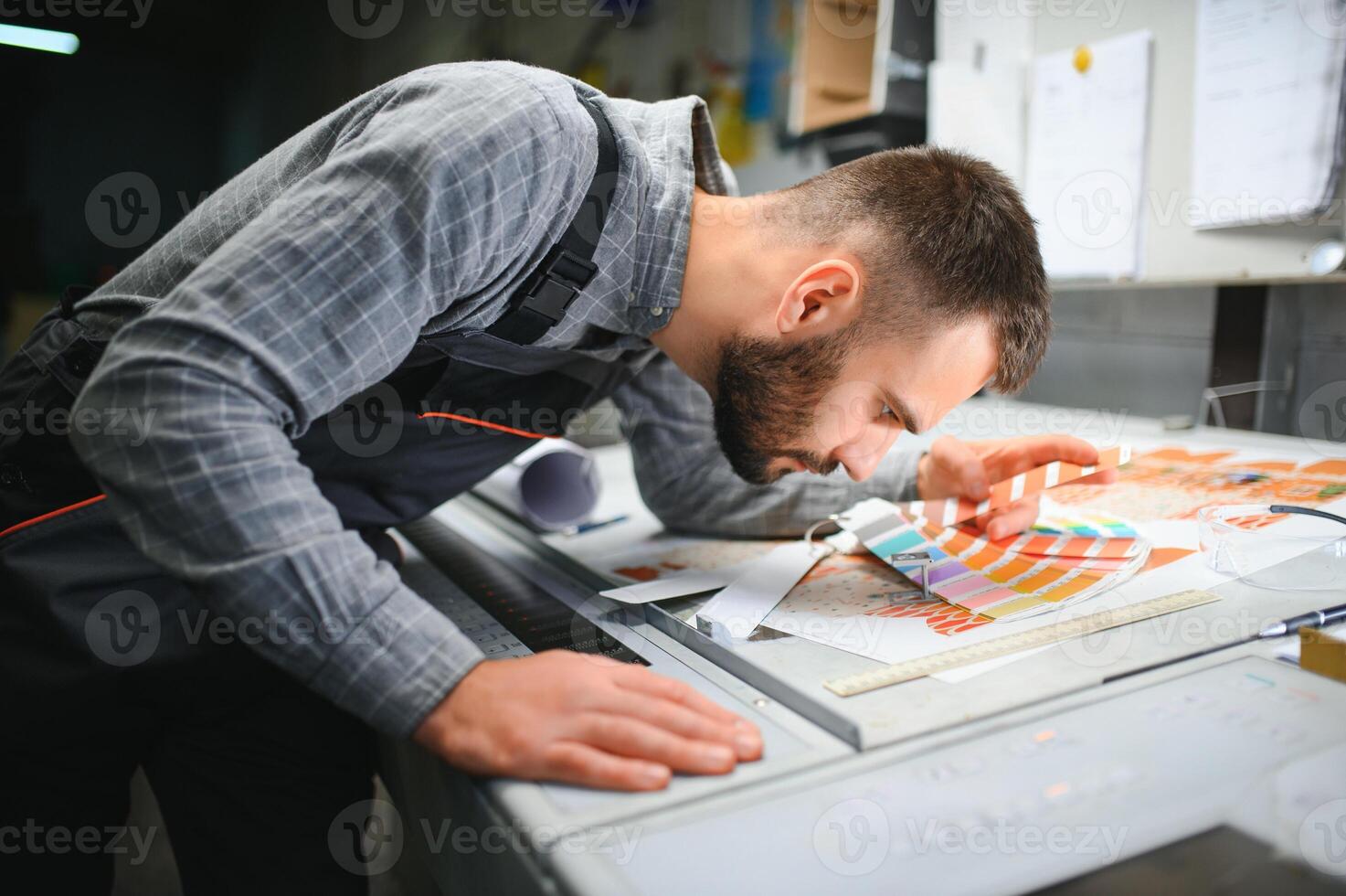 Stampa Casa lavoratore controllo stampa processi qualità e controllo colori con ingrandimento bicchiere foto