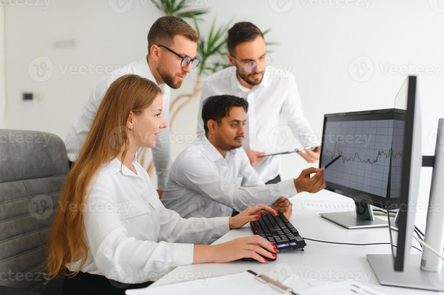 attività commerciale squadra Lavorando su loro attività commerciale progetto insieme a ufficio. foto