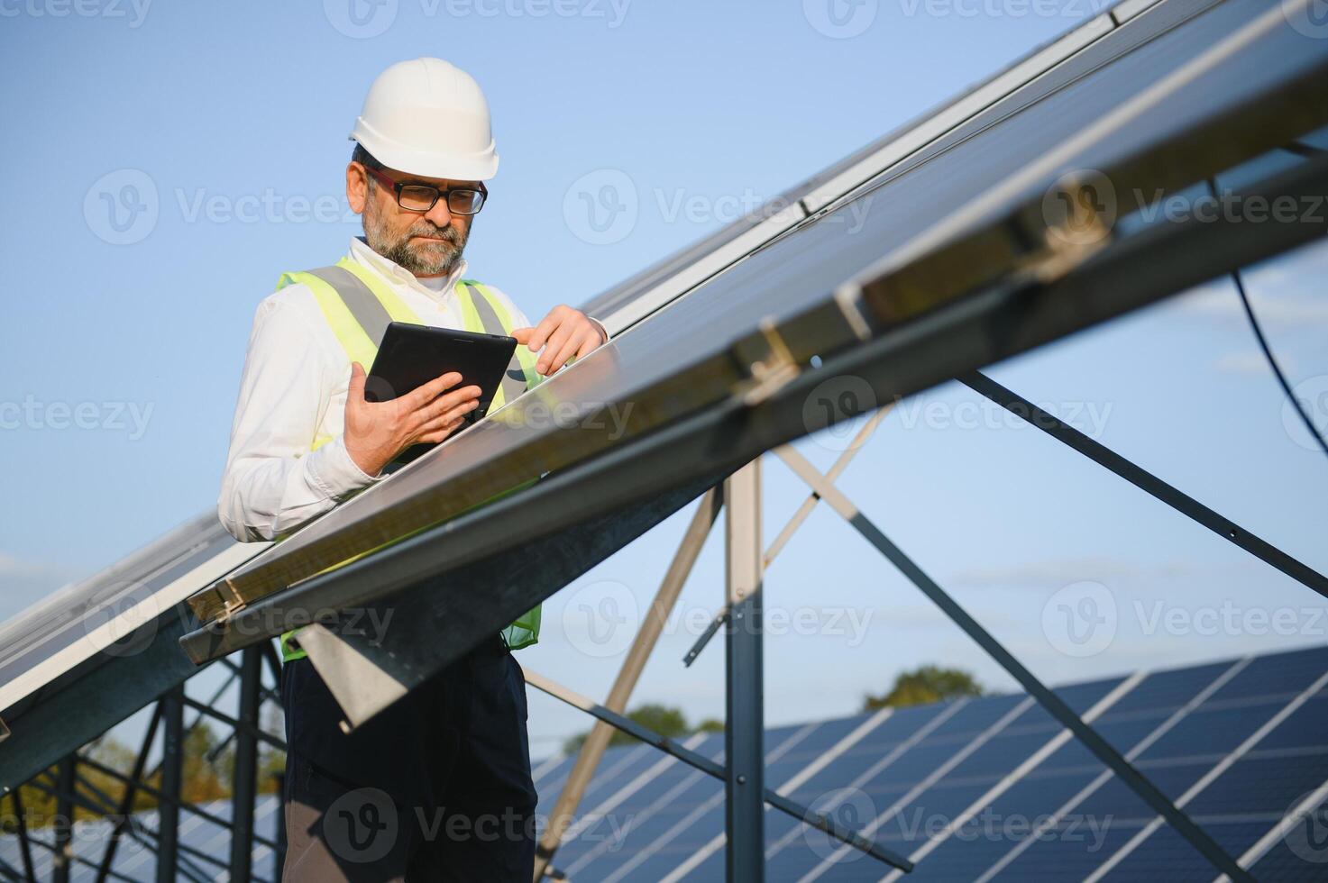 anziano ingegnere Lavorando su solare pannello azienda agricola. il concetto di verde energia foto