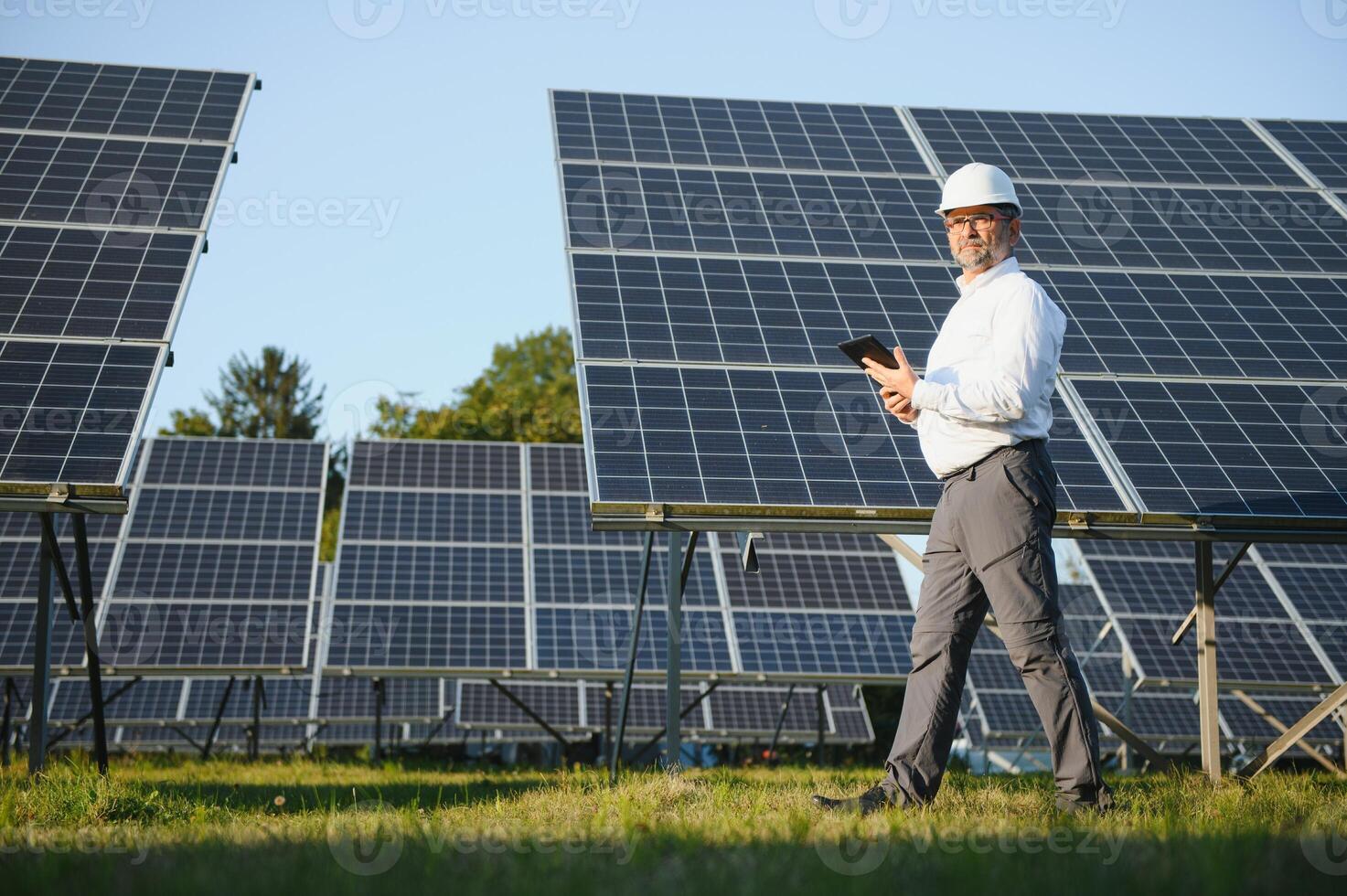 solare energia pianta. uomo in piedi vicino solare pannelli. rinnovabile energia foto